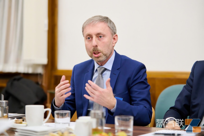 捷克国家禁毒协调员兼药物领域专家表示，采用禁欲主义去控烟是不切实际的