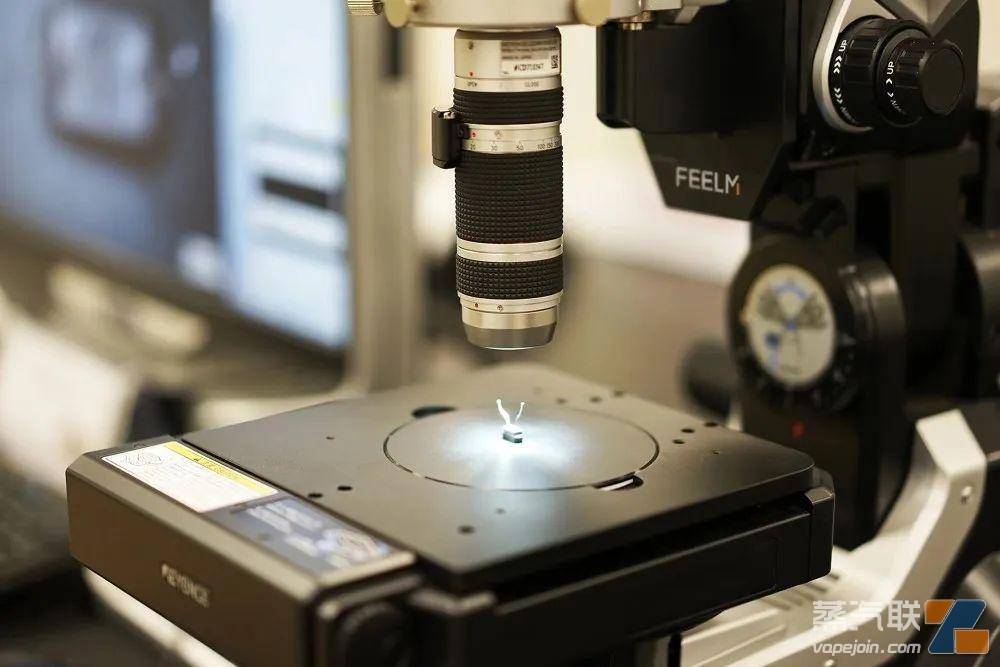 思摩尔基础研究院正在检测陶瓷雾化芯核心部件