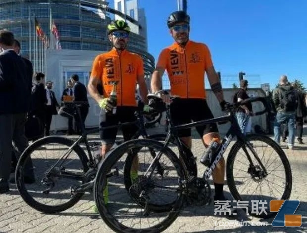 意大利骑手电子烟骑行