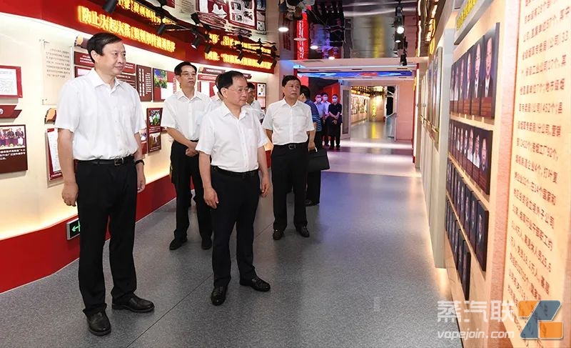 金壮龙参观“党旗引领下的中国烟草”专题展览