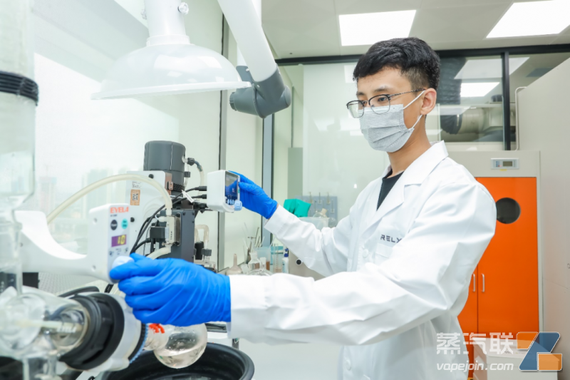 研发工程师在雾化物创新实验室中开发产品
