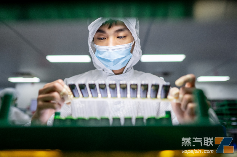 雾芯科技工厂产线人员在目视检查产品